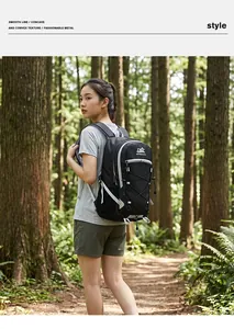 Rückansicht eines schwarzen Outdoor-Wanderrucksacks, getragen von einem Modell im Wald