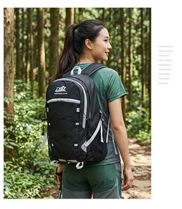Detailansicht eines großen schwarzen wasserdichten Wanderrucksacks im Wald