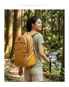 Großer gelber wasserdichter Wanderrucksack in einer professionellen Waldszene im Freien
