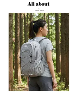 Professioneller grauer wasserdichter Wanderrucksack für Outdoor-Sportarten im Wald.