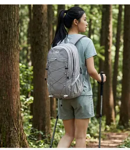 Grauer Outdoor Wanderrucksack mit großem Fassungsvermögen in natürlicher Waldumgebung