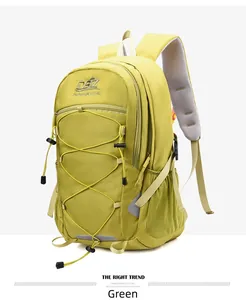 Vorderansicht des grünen Wanderrucksacks mit verstellbaren elastischen Bändern