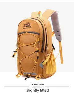 Detailansicht eines gelben wasserdichten Outdoor-Wanderrucksacks mit Gummizügen