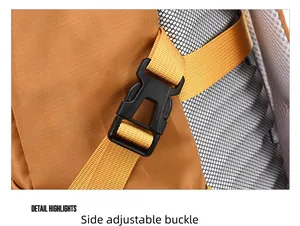 Detailansicht der seitlich verstellbaren Schnalle an einem robusten orangefarbenen Rucksack.