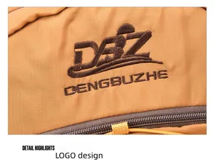 Detailaufnahme des gestickten Logos und der wasserdichten Textur des Wanderrucksacks.