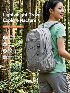 Leichter wasserdichter grauer Wanderrucksack für Outdoor-Reisen und Bergsteigen.
