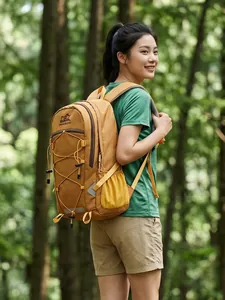 Großer gelber Wanderrucksack für Damen, präsentiert von einem Model im grünen Wald