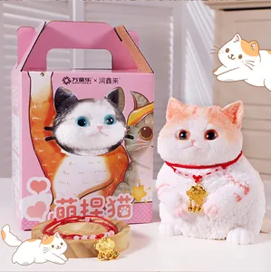 Vue détaillée d'un jouet squishy chat réaliste avec son emballage cadeau rose