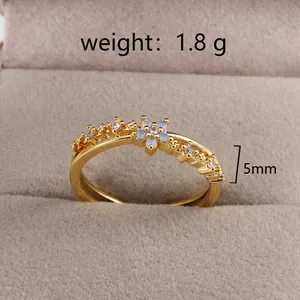 Nahaufnahme des verstellbaren goldenen Blumenrings mit blauen Zirkonia, 1,8 g