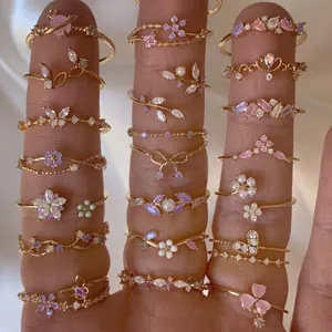 Set aus ästhetischen, vergoldeten, verstellbaren Ringen mit bunten Zirkon-Blumen und Sternen