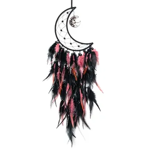 Gothic maan dromenvanger met zwarte en roze veren en kristallen boom hanger