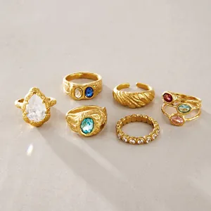 Dettaglio di anelli in oro martellato vintage con set di zirconi colorati