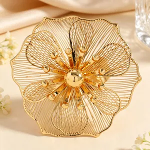 Vista dettagliata di un intricato accessorio a fiore cavo dorato con design filigrana