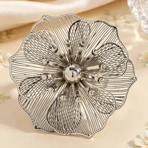 Vista dettagliata di un elegante accessorio a fiore cavo in argento con design 3D.