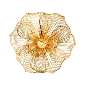 Dettaglio di un elegante ciondolo a fiore traforato in oro con intricati petali in filo