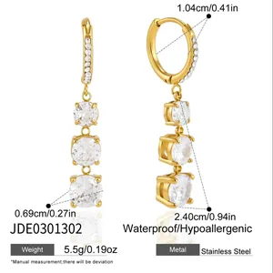 Vista dettagliata di orecchini placcati oro 18k con zircone bianco, taglia e materiali.