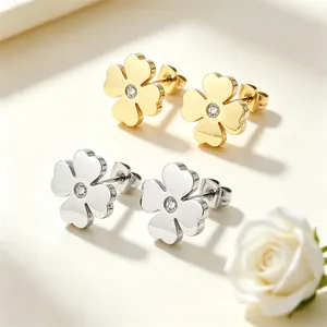 Nahaufnahme eleganter blumenförmiger Ohrstecker in Gold- und Silberoptik mit Kristallen