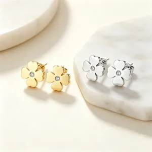 Exquisite blumenförmige Ohrstecker in Gold und Silber mit einem Kristallzentrum