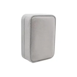 Elegante joyero de terciopelo gris claro para collares y embalaje de regalo