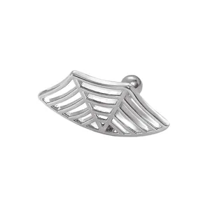 Primo piano di orecchino a perno ragnatela gotica argento con design a mezzaluna.