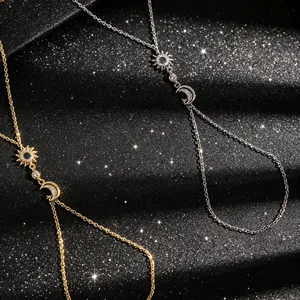 Détail de la gourmette doigt avec motif soleil et lune et incrustations de zircons étincelants
