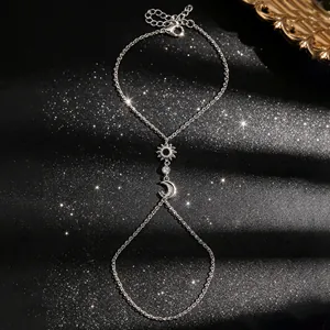 Vue détaillée d'un bracelet bague soleil et lune en argent avec du zircone scintillant