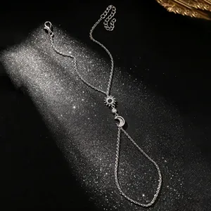 Vue détaillée du bracelet bague soleil et lune en argent avec zircons étincelants