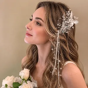 Elegante accessorio per capelli floreale da sposa bianco con lunghe nappe di cristallo