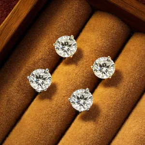 Pendientes de moissanita con tres garras en elegantes acabados de oro y plata