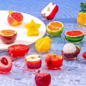 Detailansicht verschiedener Miniatur-Obstfiguren aus Harz auf Wasseroberfläche