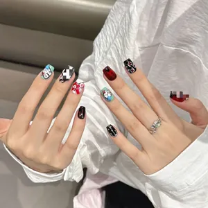 Nahaufnahme von handbemalten Kunstnägeln mit dunklen, gotischen Motiv-Details