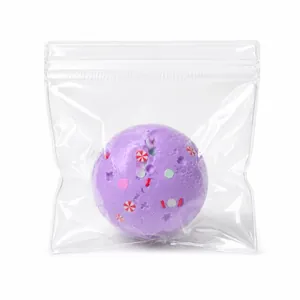Palla antistress morbida viola con decorazioni colorate in un sacchetto con zip chiaro