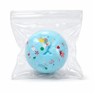 Vista dettagliata di una pallina antistress in slime blu confezionata in un sacchetto trasparente.
