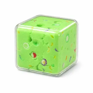 Vista macro dettagliata di un giocattolo cubo antistress in slime al burro verde