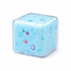 Giocattolo antistress a forma di cubo blu con coriandoli in custodia trasparente.