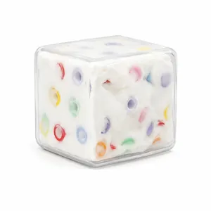 Dettaglio di un cubo antistress in burro slime bianco con anelli colorati incorporati