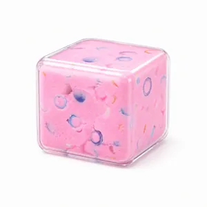Primo piano dettagliato di un giocattolo antistress slime rosa in un cubo trasparente