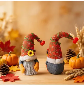 Vue détaillée de gnomes de la fête des moissons avec chapeaux tournesol et citrouilles