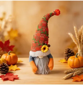 Gros plan d'un gnome de récolte avec détails de citrouille et tournesol sur table en bois