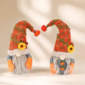 Détail de gnomes de la fête des moissons décorés de tournesols et de citrouilles