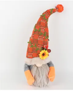 Gnome d'automne en peluche avec tournesol et citrouille sur bonnet tricoté orange