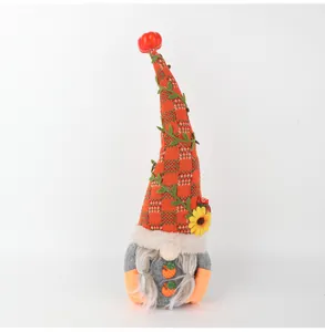 Poupée de nain de fête des moissons avec chapeau de citrouille et détail de tournesol