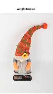 Détail de la mesure du poids d'un gnome en peluche pour la fête des récoltes sur balance