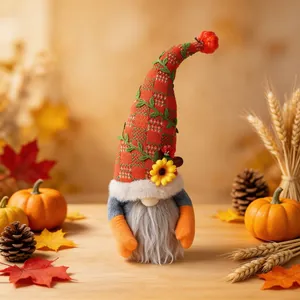 Gnome de récolte d'automne avec tournesol et citrouille sur une table en bois rustique