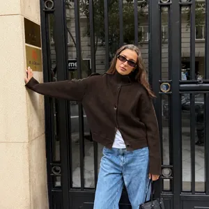 Gilet en maille côtelée marron ample pour femme avec un style paresseux haut de gamme