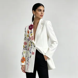 Dettaglio di un blazer bianco slim-fit con vivaci ricami floreali ricchi di colore.