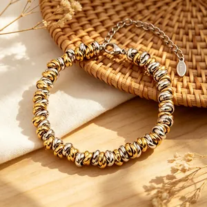 Vue détaillée d'un bracelet en perles d'acier titane bicolore avec chaîne réglable.