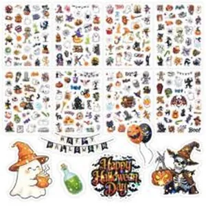 Vista detallada de varios adhesivos de Halloween con fantasmas, calabazas y esqueletos