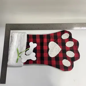 Vue de mesure du bas de Noël en forme de patte de chien à carreaux rouges et noirs