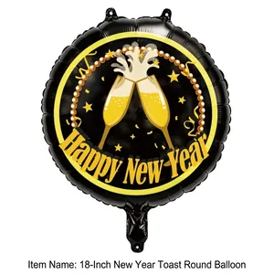Κοντινό πλάνο μπαλονιού Happy New Year 18 ιντσών με ποτήρια σαμπάνιας
